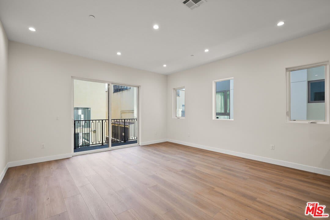 1733 S Barrington Ave