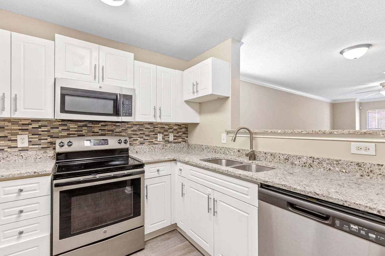 Alexander Crossing Apartments