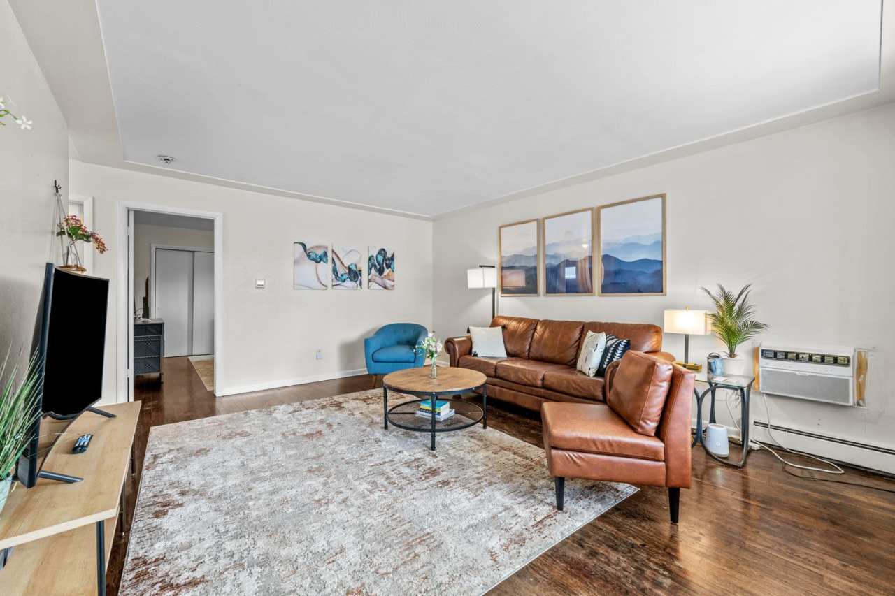 Gorgeous Furnished Two Bedroom in Sloans Lake!