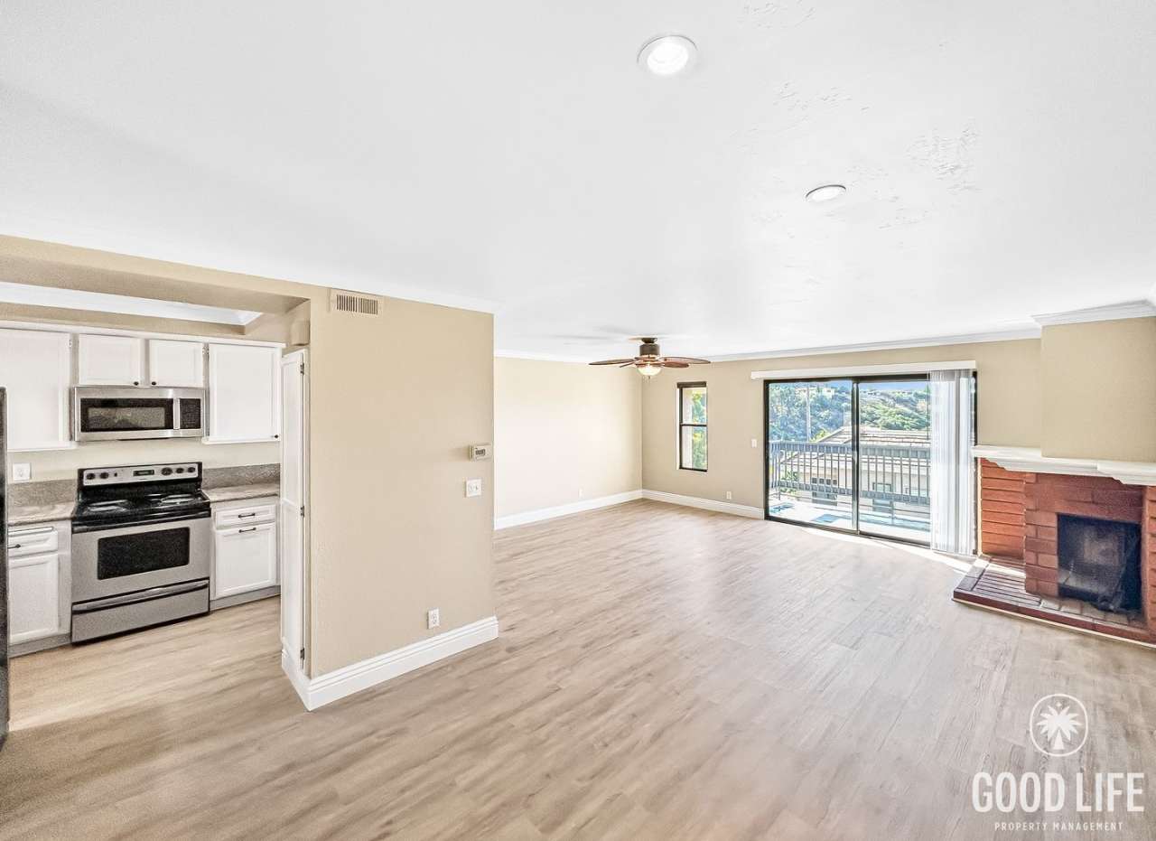 Beautiful 2BD/2.5BA W/ Updated Kitchen, and Attached Garage in Bay Ho!