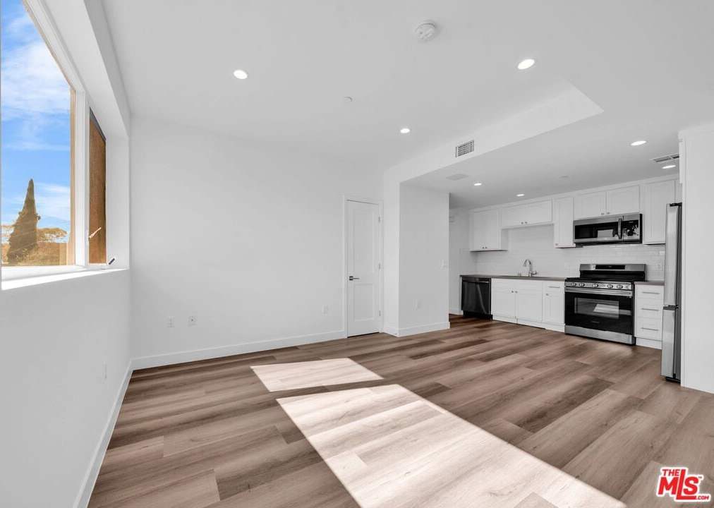 667 N Wilton Pl unit: 207