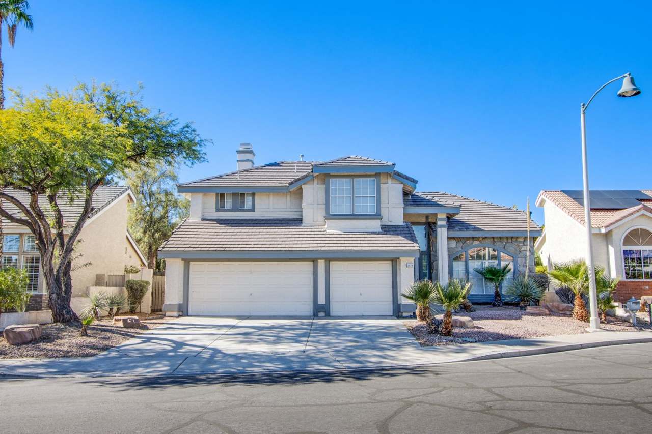 Beautiful 3Bed/3Bath cul-de-sac home located in The Lakes Community with a sparkling pool and spa!