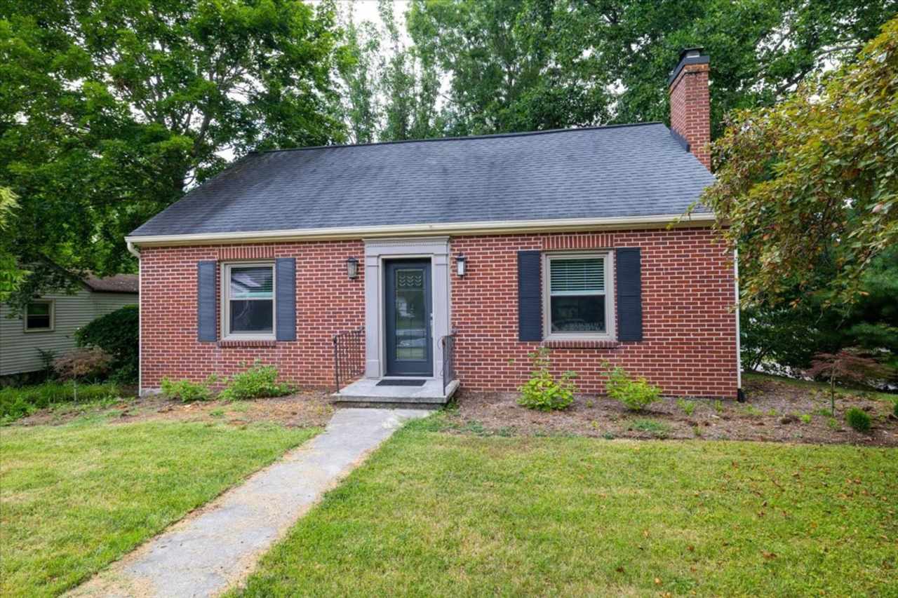 Quiet Neighborhood Gem - 1100 Kentwood Dr.