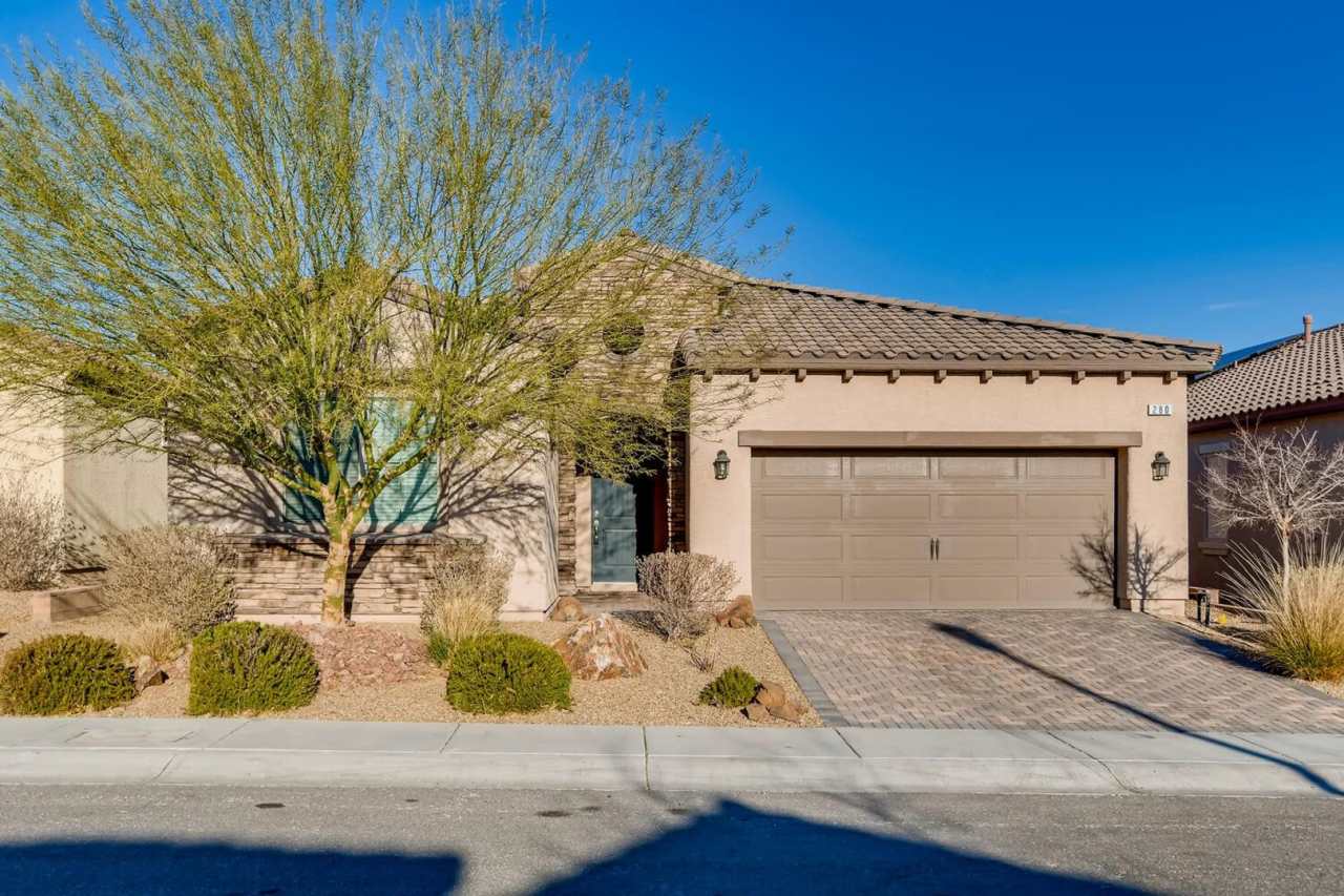 GORGEOUS 1 Story Home in a GOLF COURSE COMMUNITY in HENDERSON!