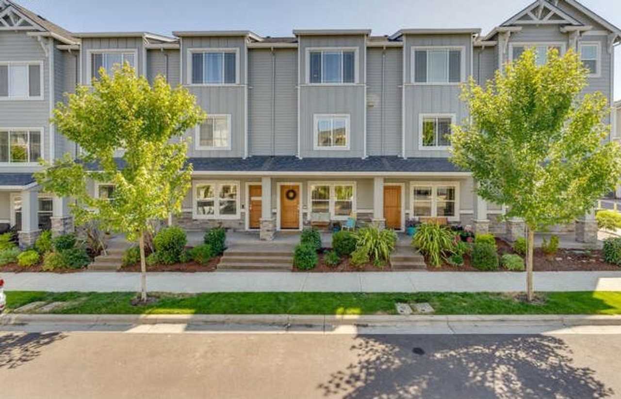 2Bd/2.5Ba in Wilsonville ~ Newer Community, Washer/Dryer, Garage, and Stainless Steel Appliances!!!