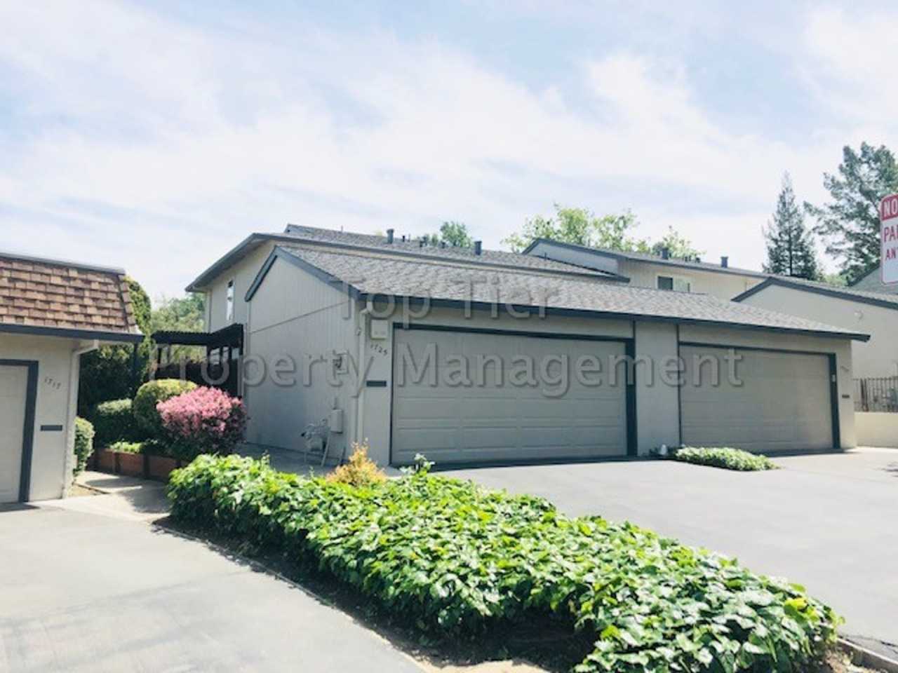 Very nice 2 Bed/ 1.5 Bath /1,263 Sqft Walnut Creek townhouse in desirable Skywest HOA available now!