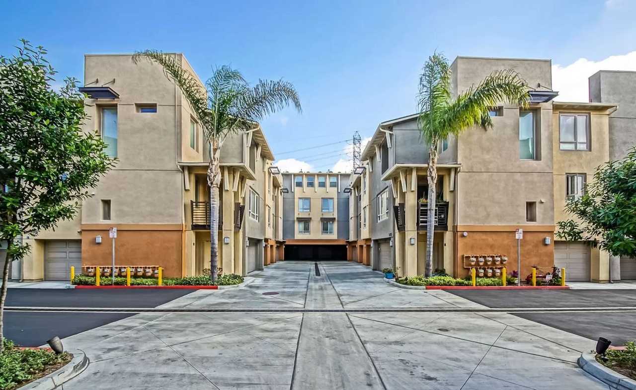 BRIGHT  PRIVATE, END CORNER UNIT, 2BR/2.5BA CONDO IN THE FUSION COMPLEX CLOSE TO EVERYTHING  5 MINS TO BEACH! -