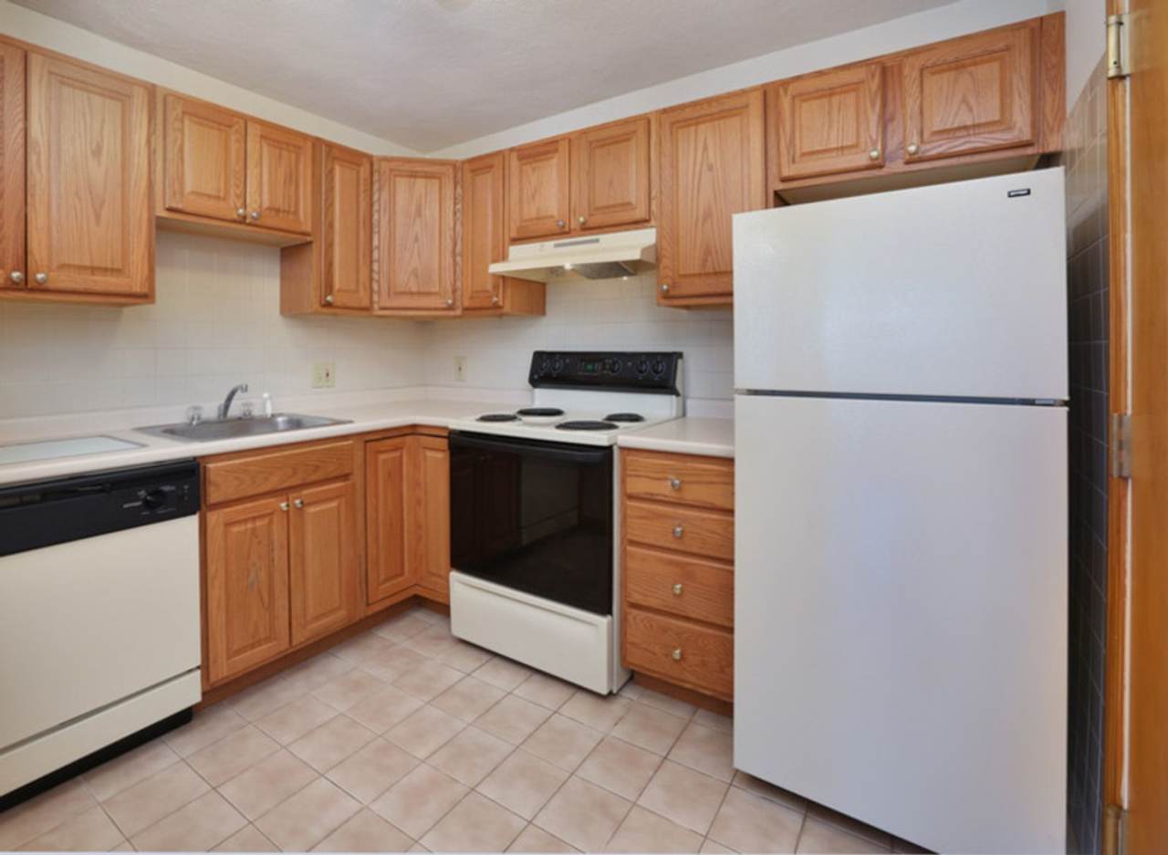 2-bed H + HW + parking COMMUTERS DREAM HOME