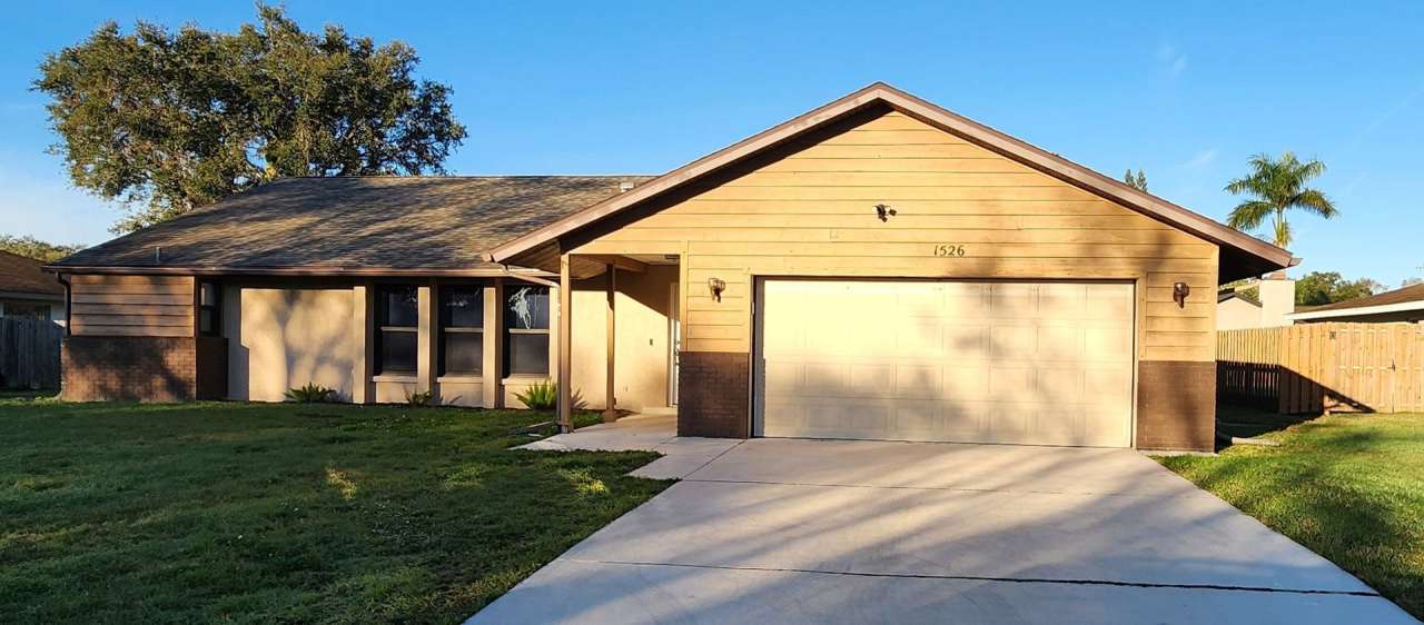 PENDING LEASE-Seasonal/short term 3/2 pool home in Sarasota