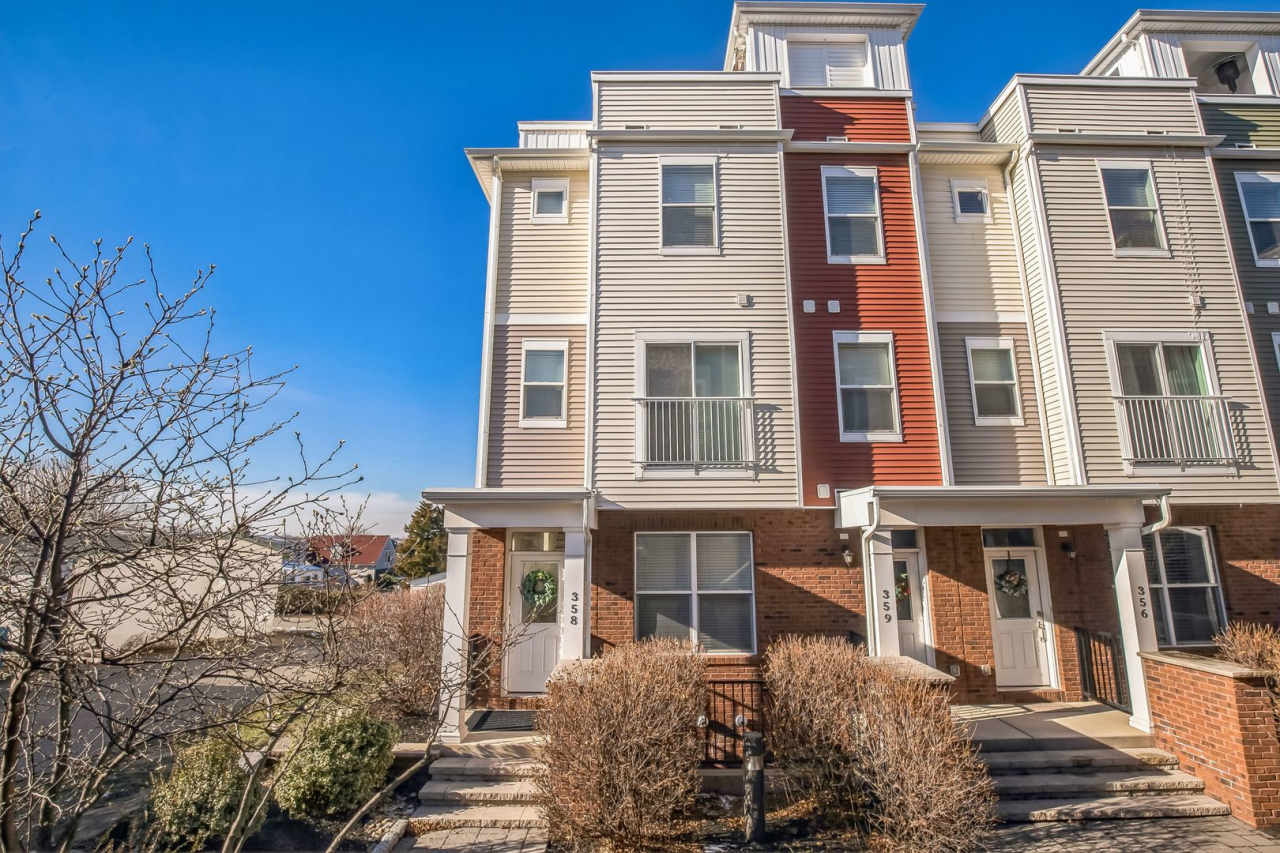 Gorgeous Conshohocken 3 Bedroom, 2.5 Bath END Unit Townhome With Amazing Views!