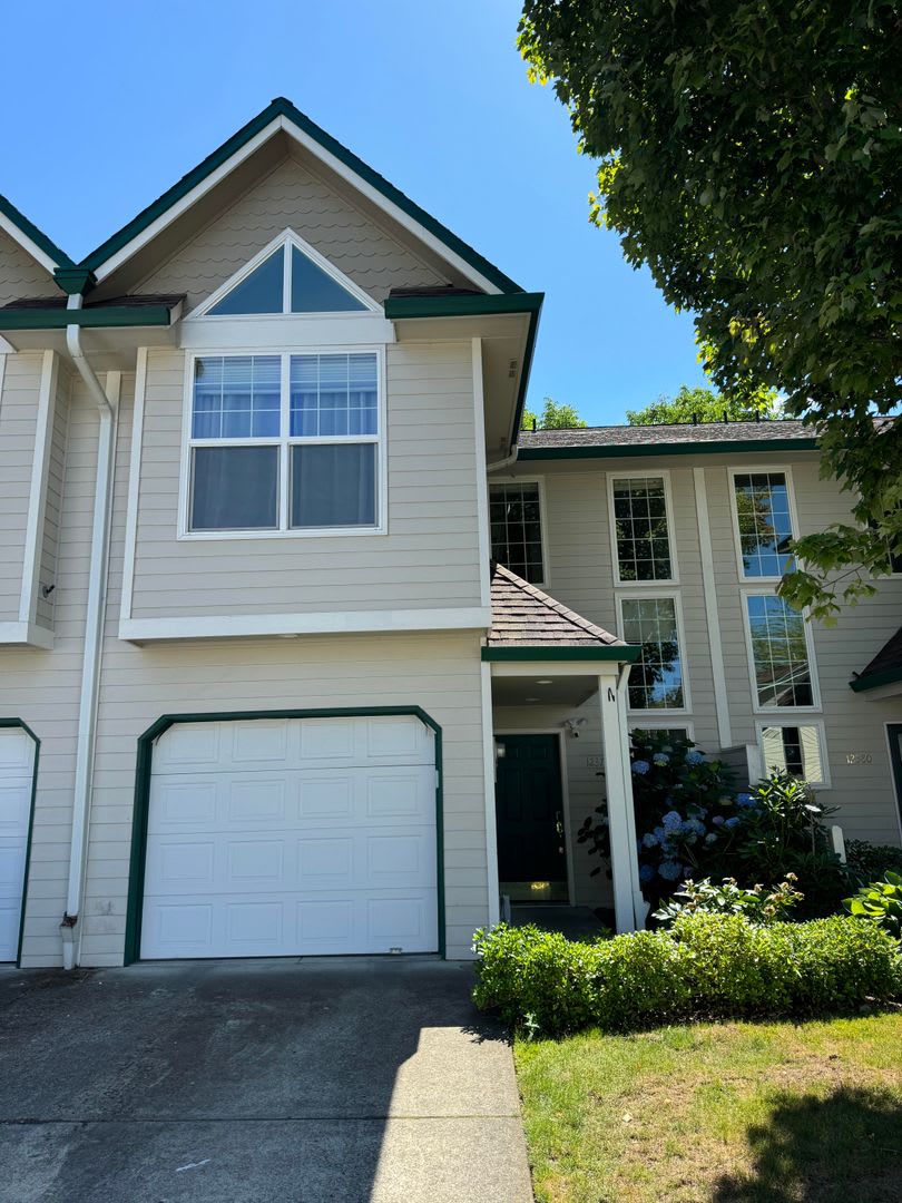 DEPOSIT FREE MOVE-IN WITH OBLIGO! BEAVERTON - Stylish Townhouse, Luxury Amenities, Central Air Conditioning