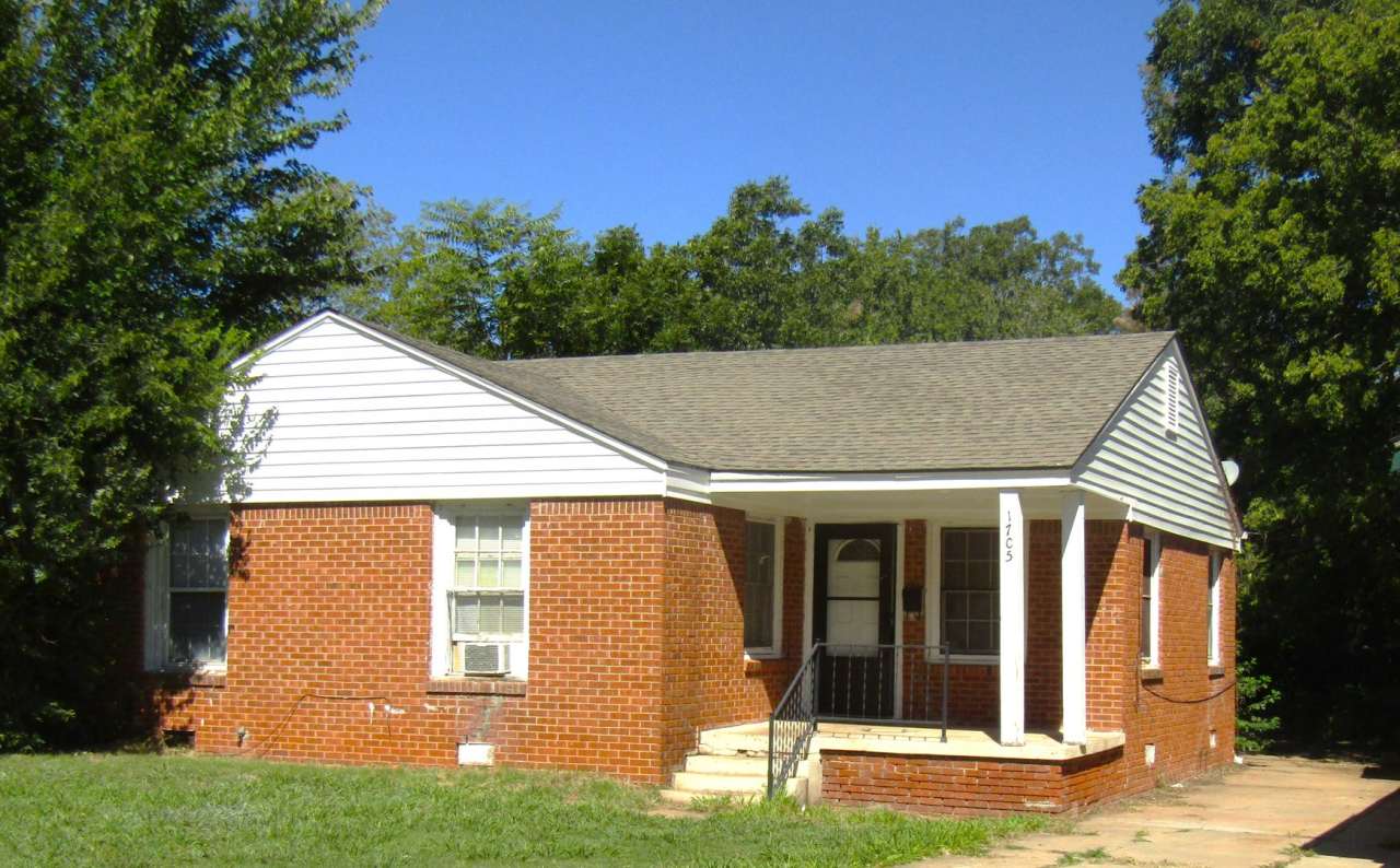 Available and Showing Now! 18-Month Lease Option!! ***SPECIAL 50% OFF 1ST FULL MONTH'S RENT *** Charming 2-Bedroom Home: Prime Location Near Highway Access  Shopping!