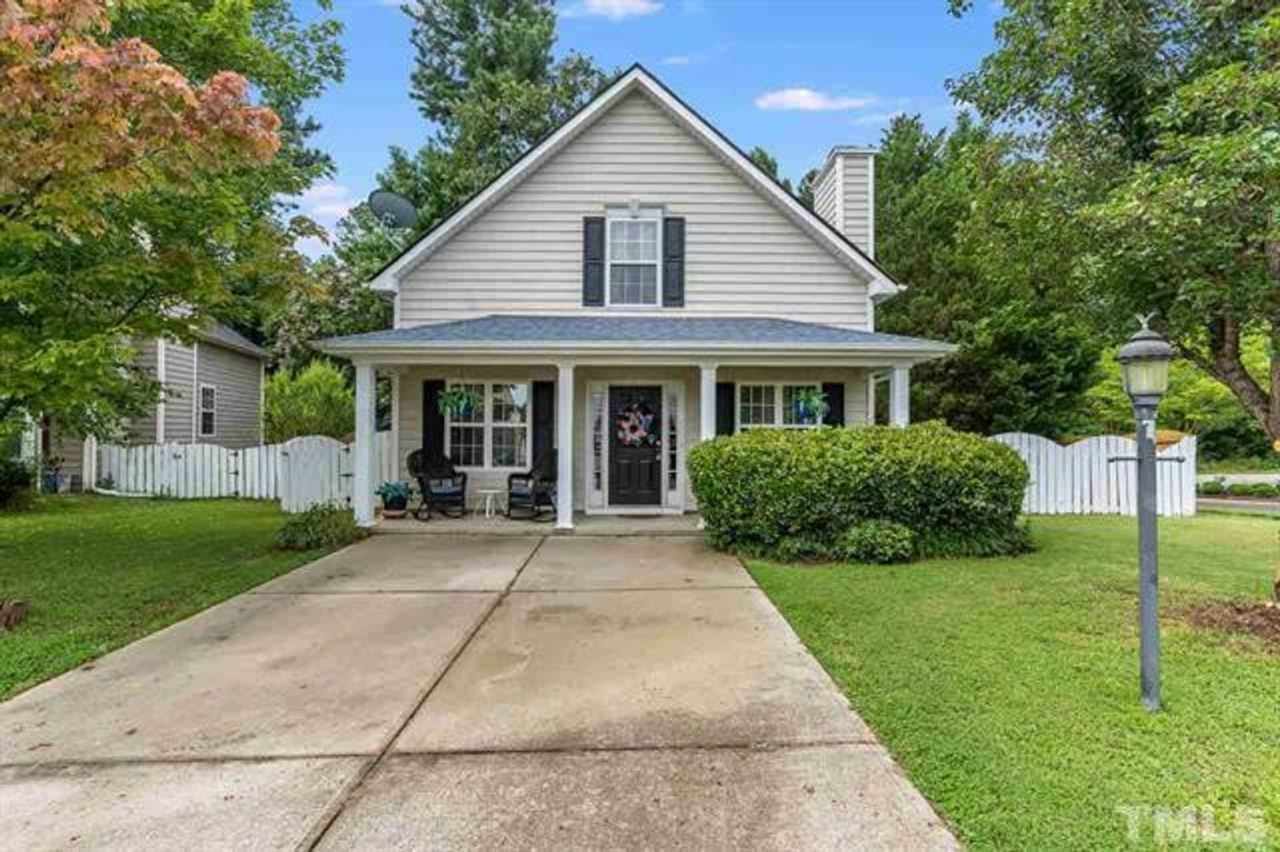 Charming Cape-Cod in the Heart of Apex! First Floor Master! Pet Friendly!