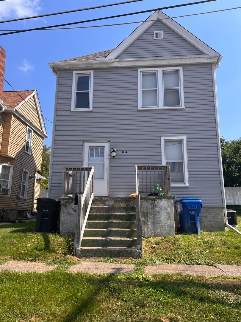 Large 4 Bedroom House in Moline