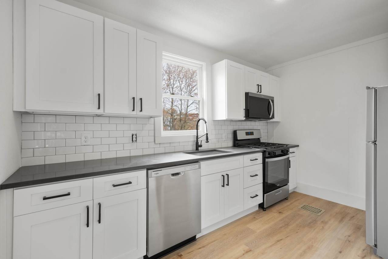 DON'T MISS THIS! 2 BEDROOM END UNIT IN THE HEART OF DORMONT, READY FOR MOVE IN!