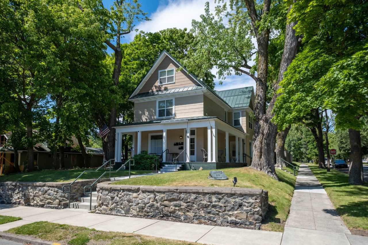 Enjoy the Downtown Coeur d Alene Lifestyle Close to beach and shops!