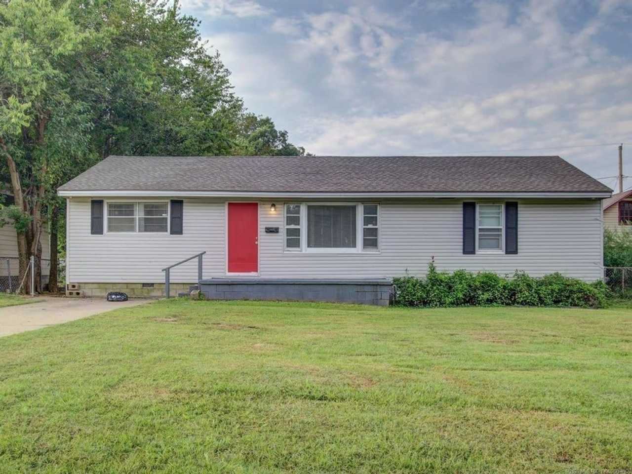 Available Now! 3 Bed / Bath  Large Backyard! Price drop!