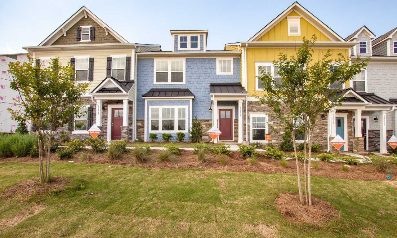 3 Bedroom Townhome with detached garage. AVAILABLE JULY 19TH Centrally Located in Huntersville