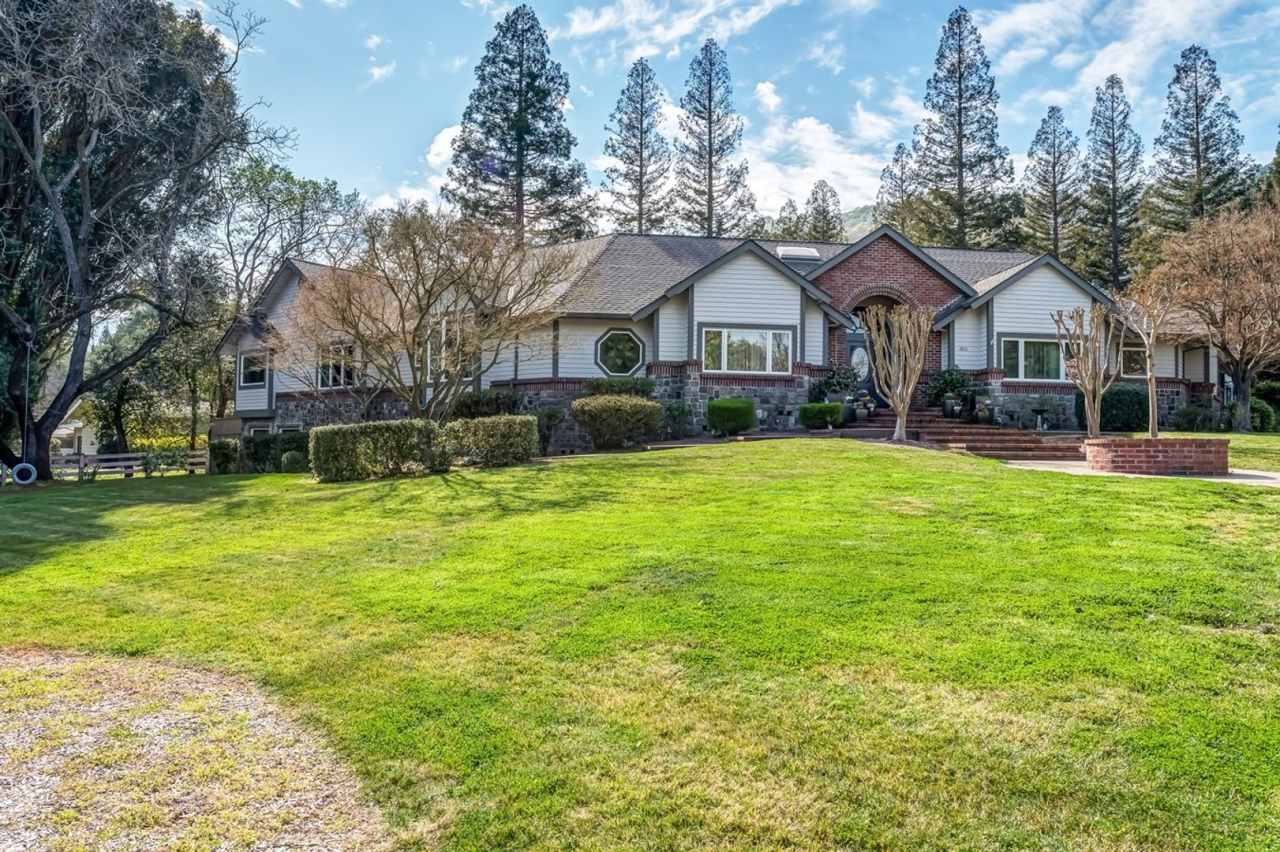 Luxurious Single-Story Estate in Pleasanton off of Foothill – Private and Quiet Oasis on a Spacious Lot w/ Pool!