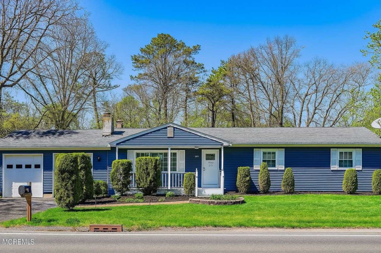 Charming  Cozy Ranch with Spacious Backyard in Ideal Neighborhood!