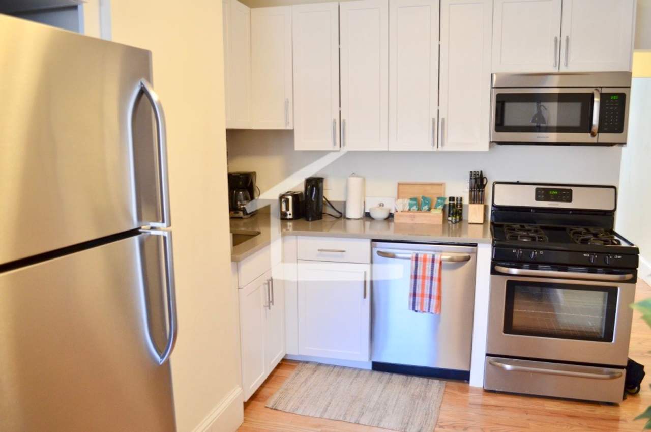 $2950/month - South End 2-Bedroom Apartment – Renovated Brownstone