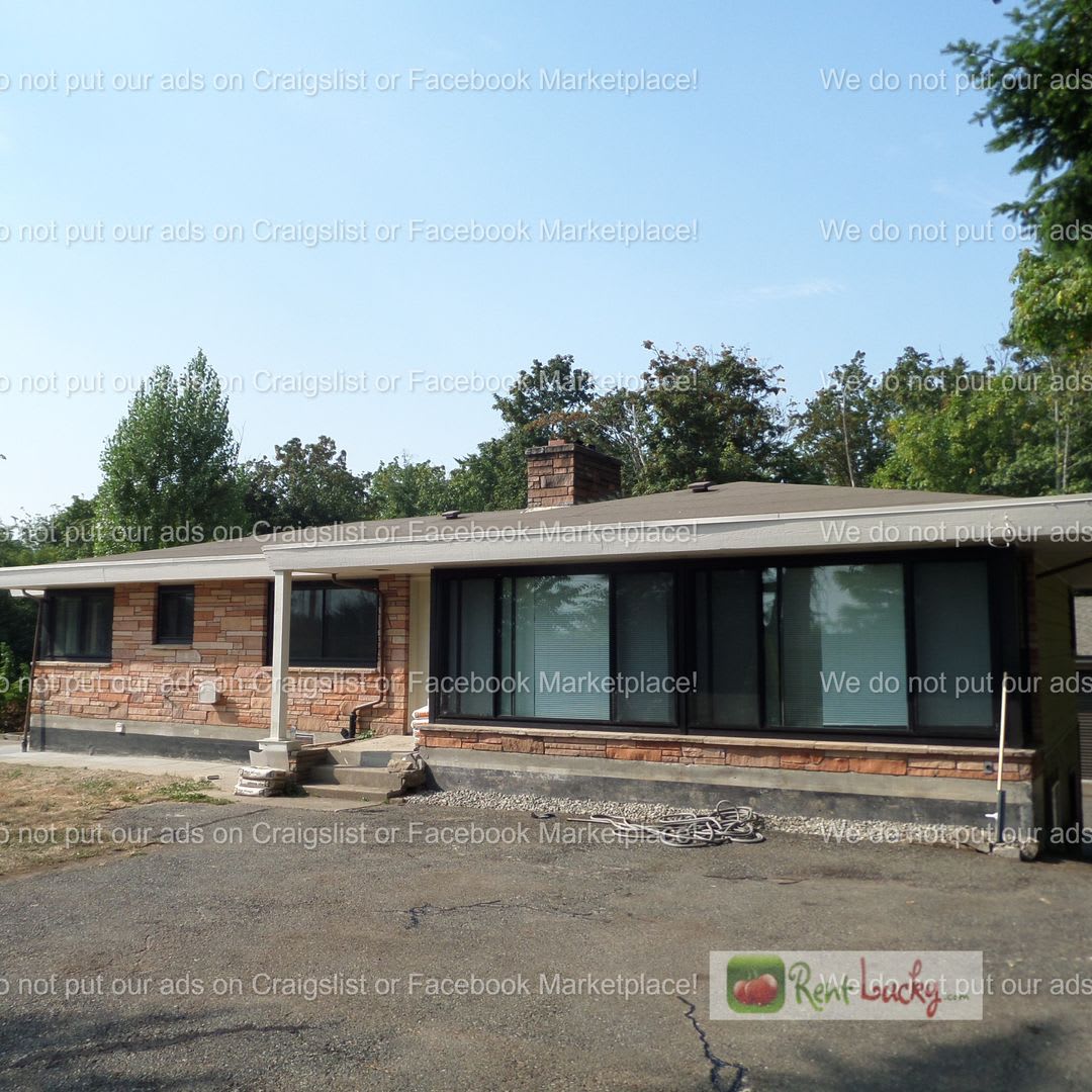 Cool  HUGE 5-Bedroom Home in Des Moines with Large Detached Shop/Garage!!