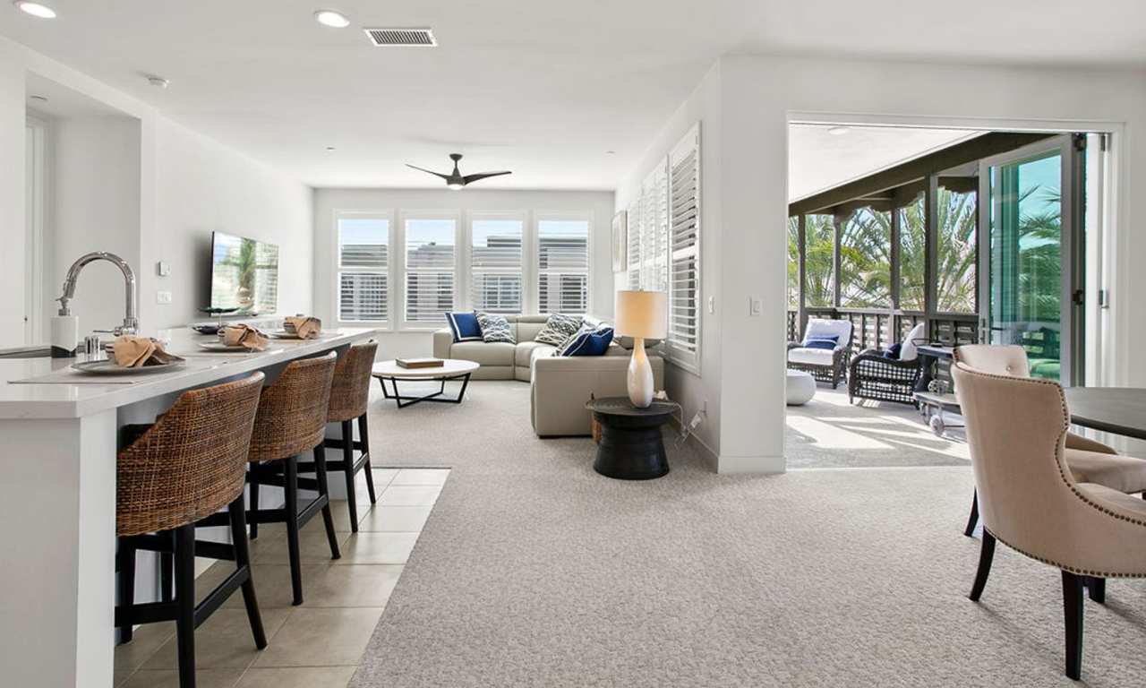 Luxurious Furnished Poolside Penthouse With Ocean Views!