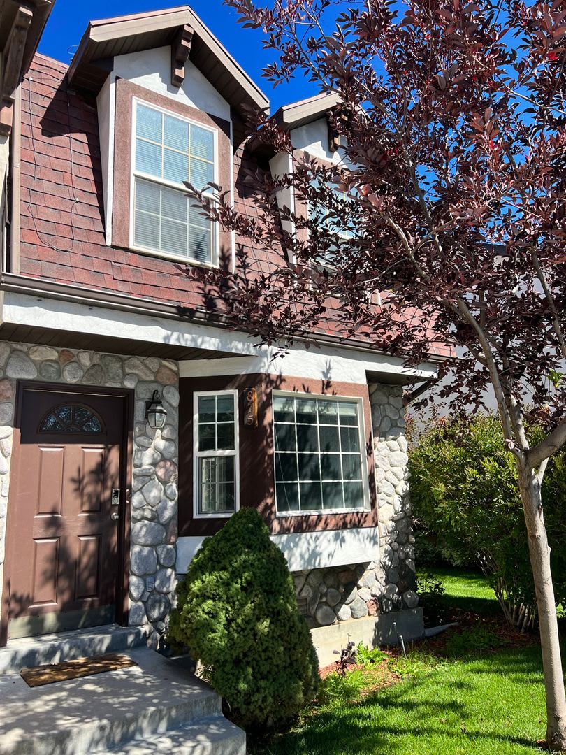 CHARMING HAMLET TOWNHOME - FIRST MONTH FREE!!