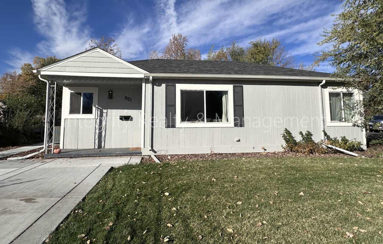 3 Bed/1 Bath, 1,051 Sqft - 901 S Alcott St Denver, CO 80219