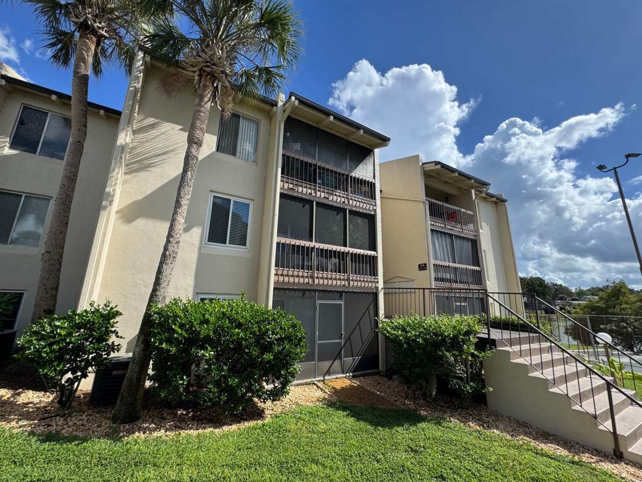 Altamonte Springs 1/1 Condo ~ Lakefront Community ~ Great Amenities!!