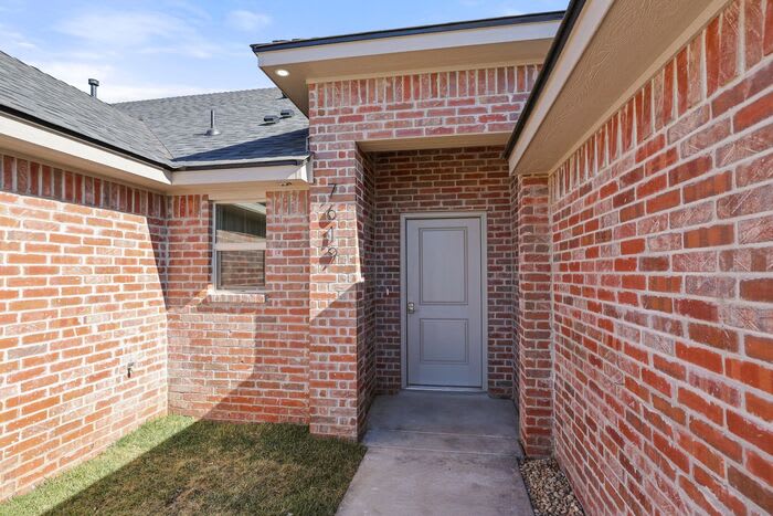 7619 Woodford Avenue