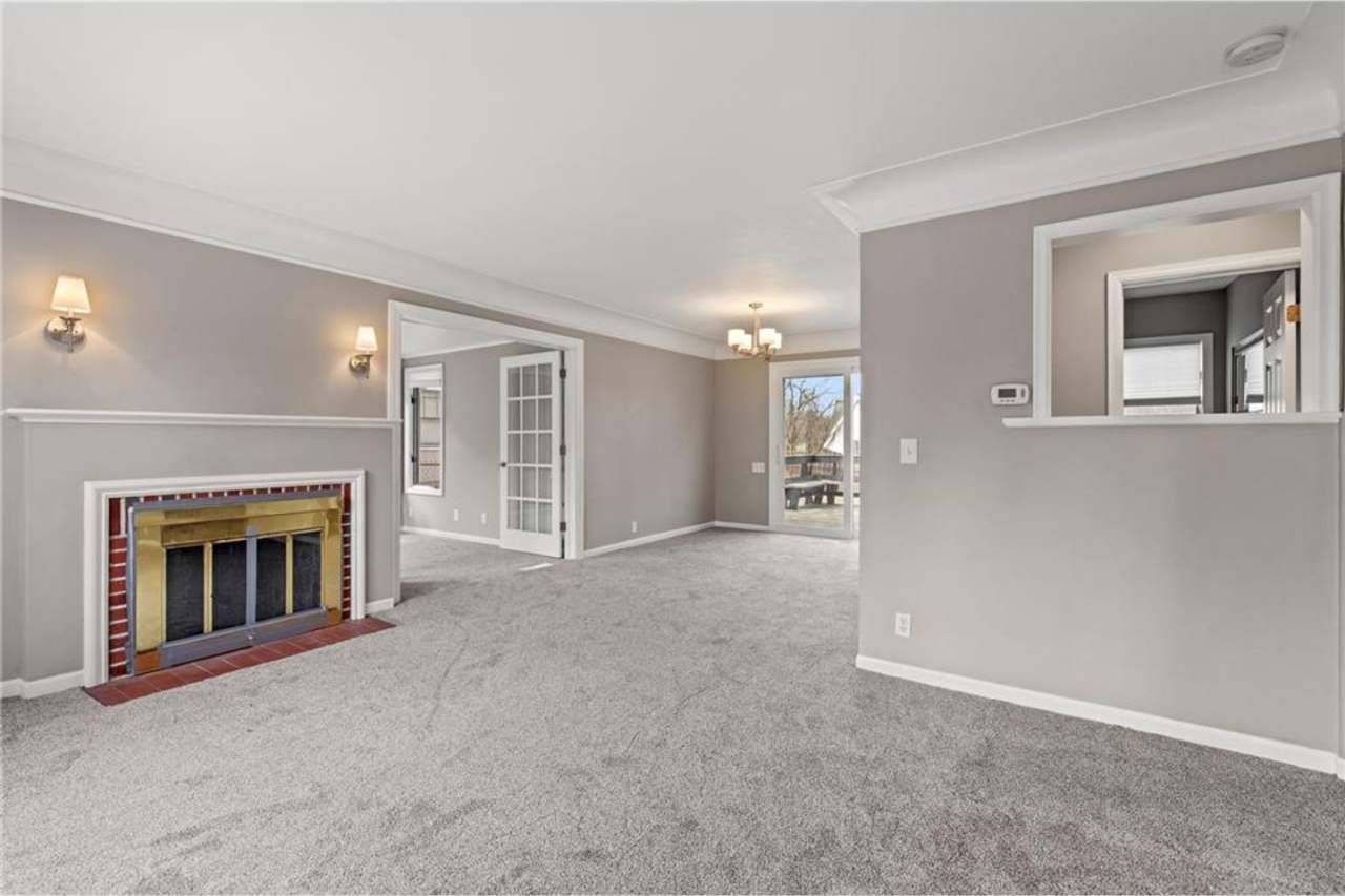Charming Completely Remodeled Doll's House In Edina, Walk to shops  Restaurants, Pets OK, Available NOW!