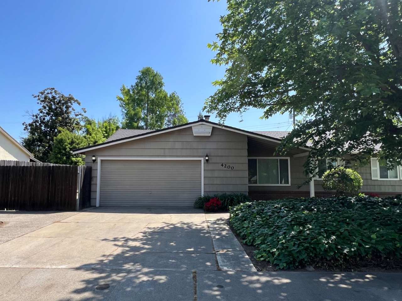 BEAUTIFUL 4 BED CARMICHAEL HOME WITH POOL/SPA!!