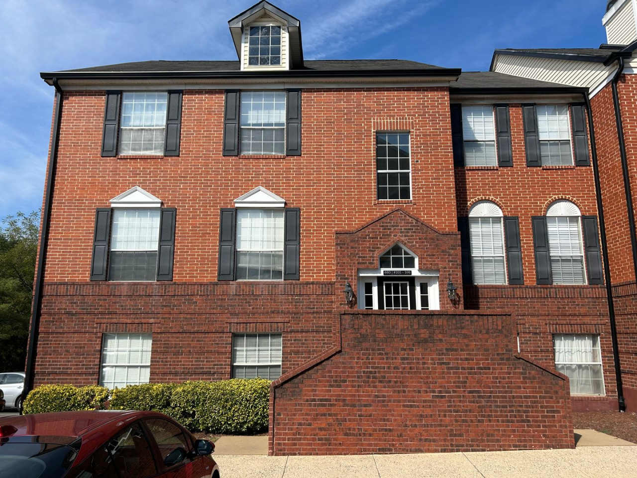Third Floor Condo Available Now in Leesburg!