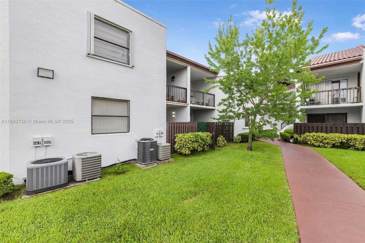 9407 Fontainebleau Blvd