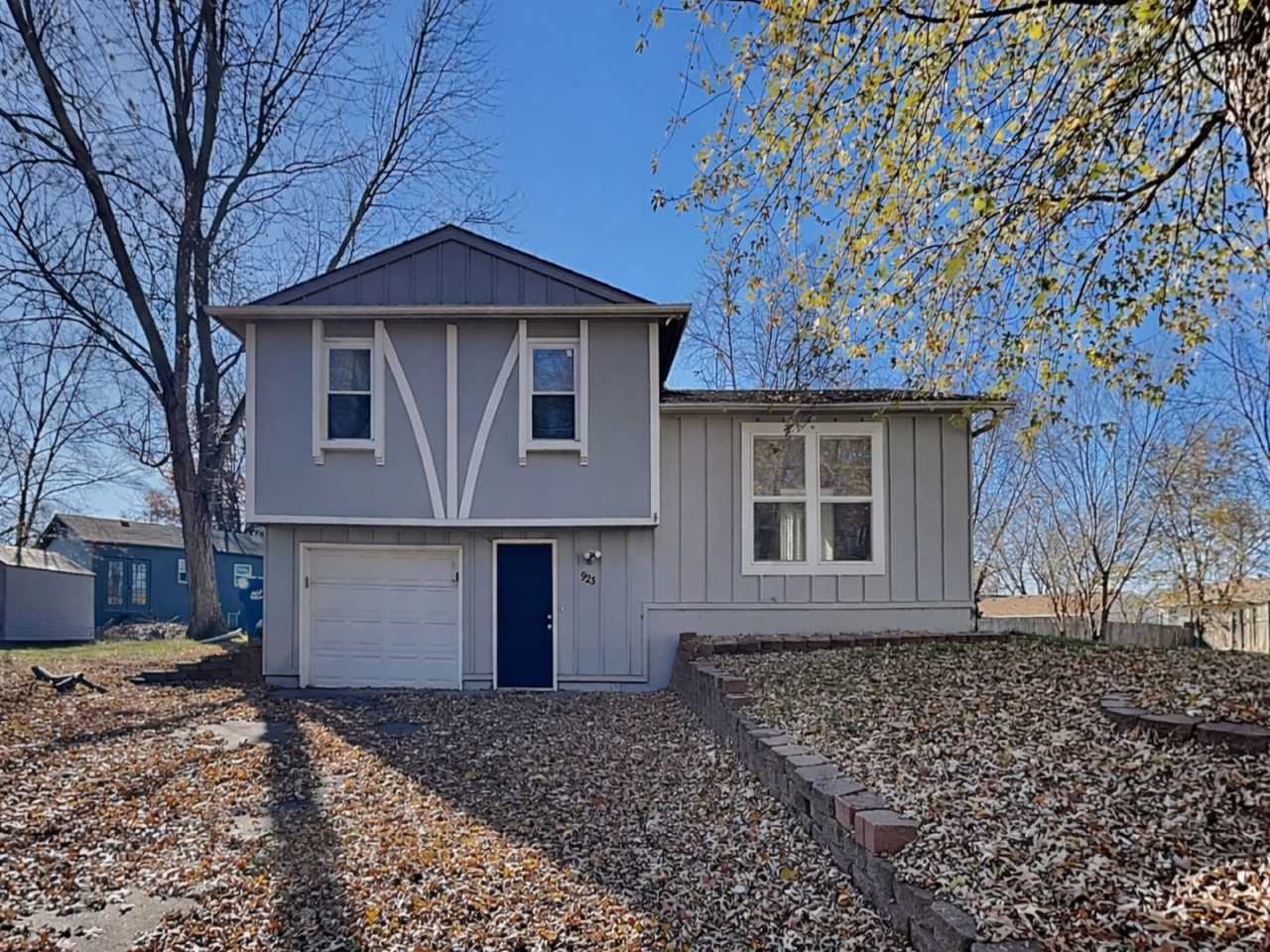 Charming 3-Bed Home in Lees Summit with Garage