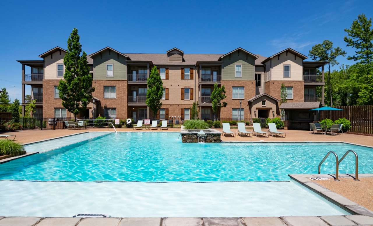 Hall Creek at Arlington Apartment