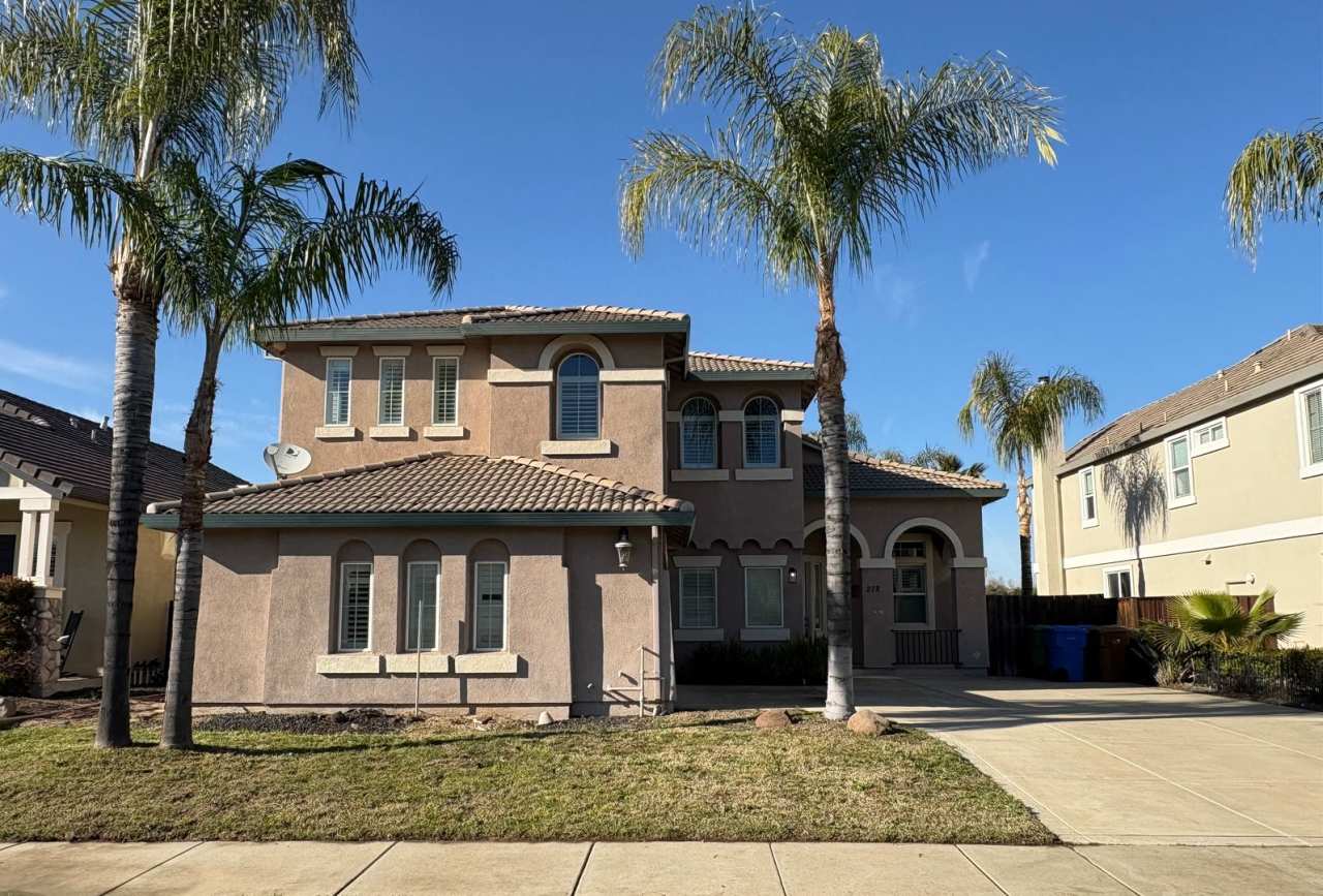 Massive 4 Bedroom, 3 Bath +Loft Home in Deer Ridge with POOL and Spa