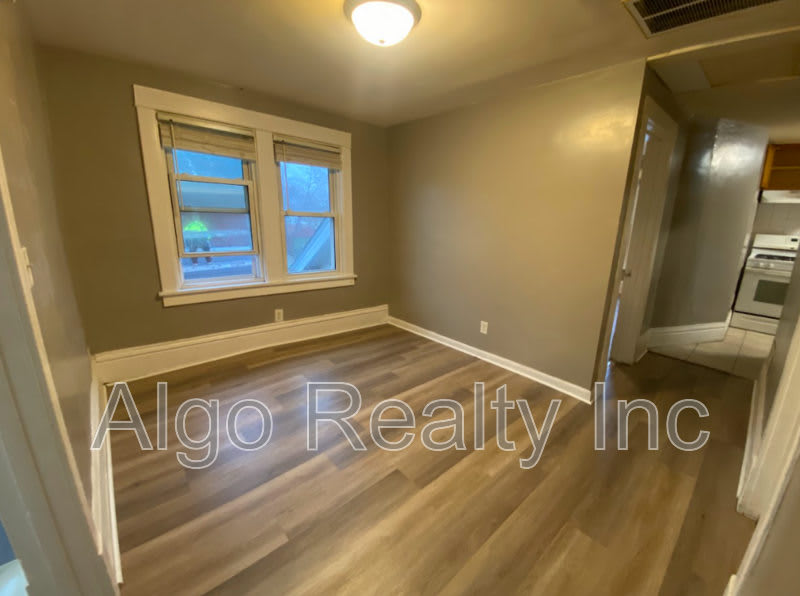 2211 Queen Avenue North - 2