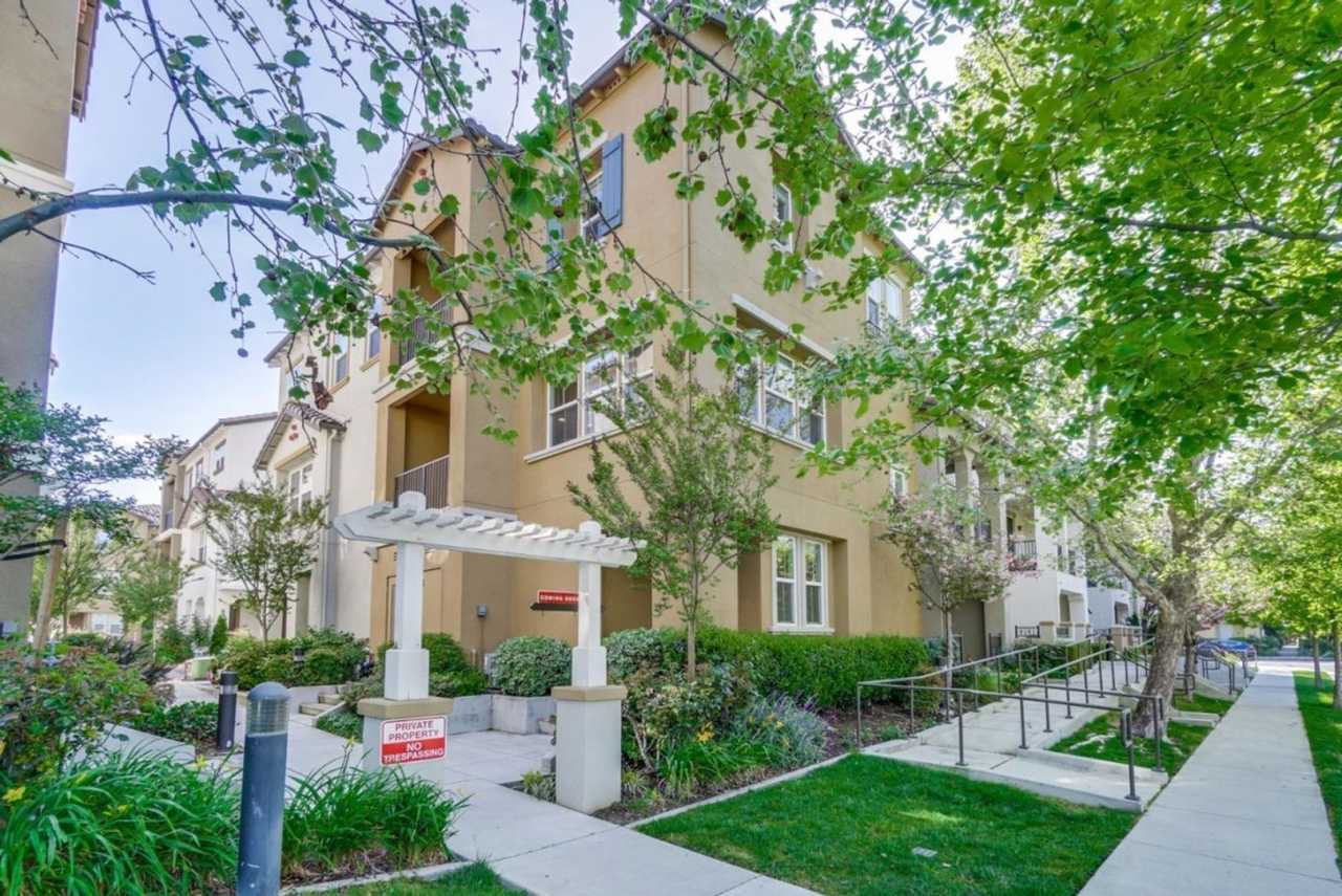 SAN JOSE - Well Maintained Tri-Level 2/2.5 Townhouse