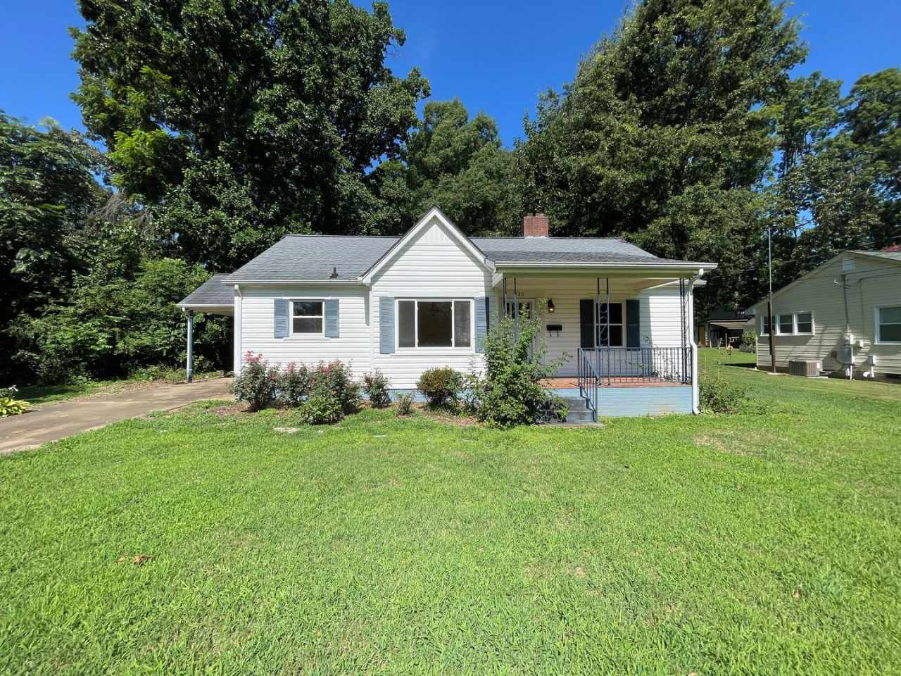 3 bedroom 1 bathroom house available. Pet friendly!