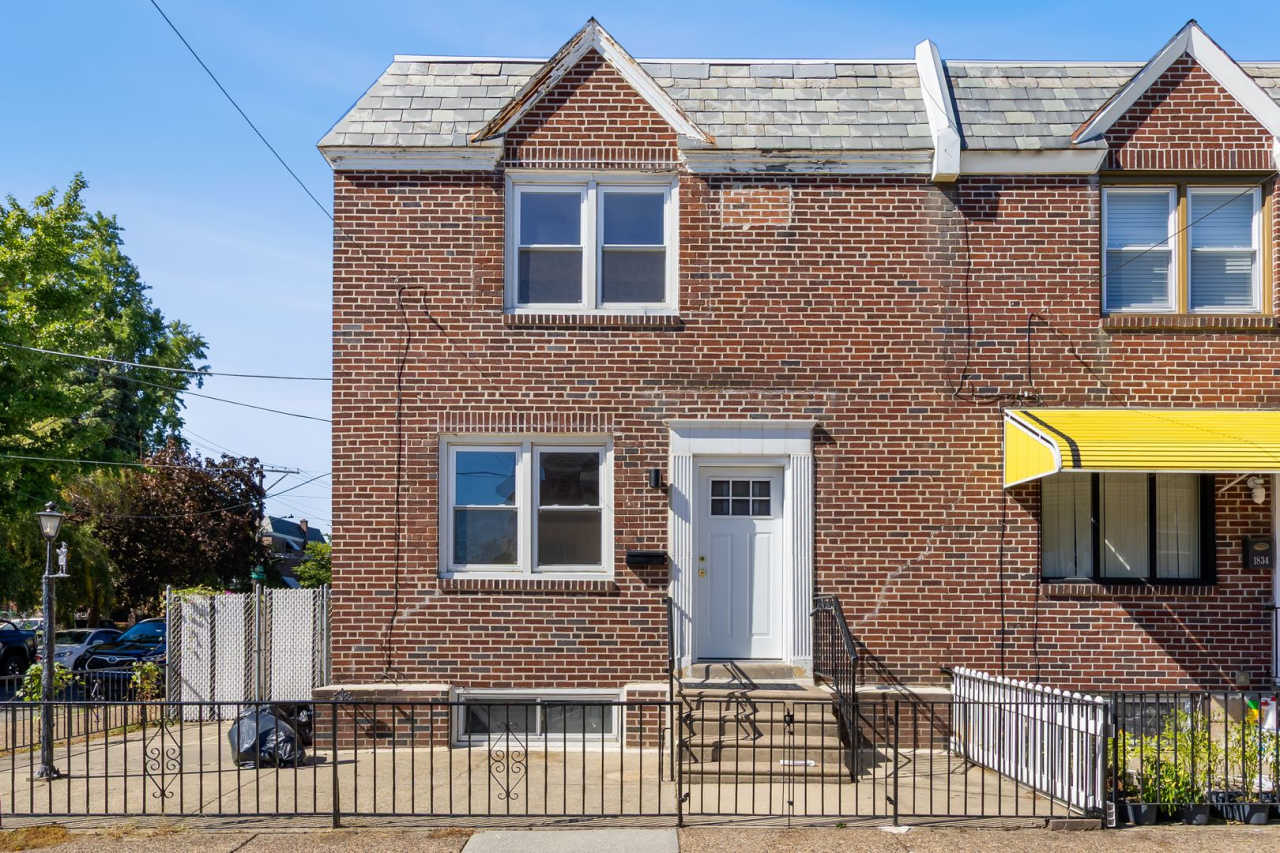 Wow! South Philly Modern 3 Bed 2 Bath Home! Yard! Central Air! W/D! H/W Floors! Gorgeous!