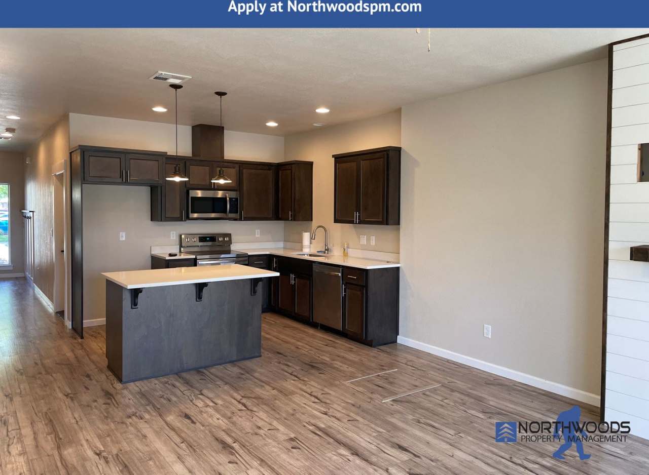 Gorgeous 2 Bedroom 2.5 Bath Townhome in White City