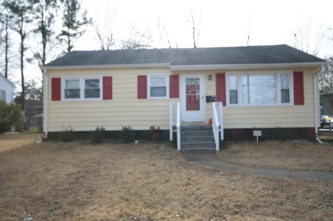 Spacious Walltown House - All Appliances - Large Fenced Backyard - Storage Shed