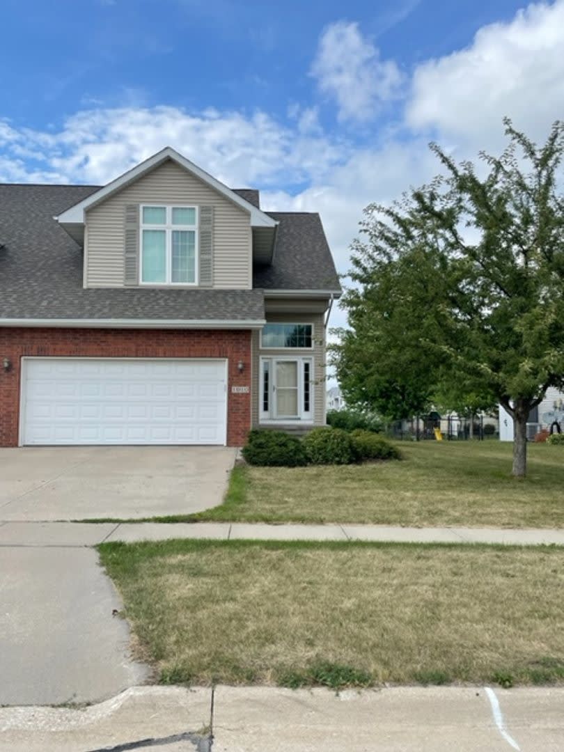 Available NOW! Spacious 4 Bedroom, 3-1/2 Bath Home in North Liberty with big back yard!!!