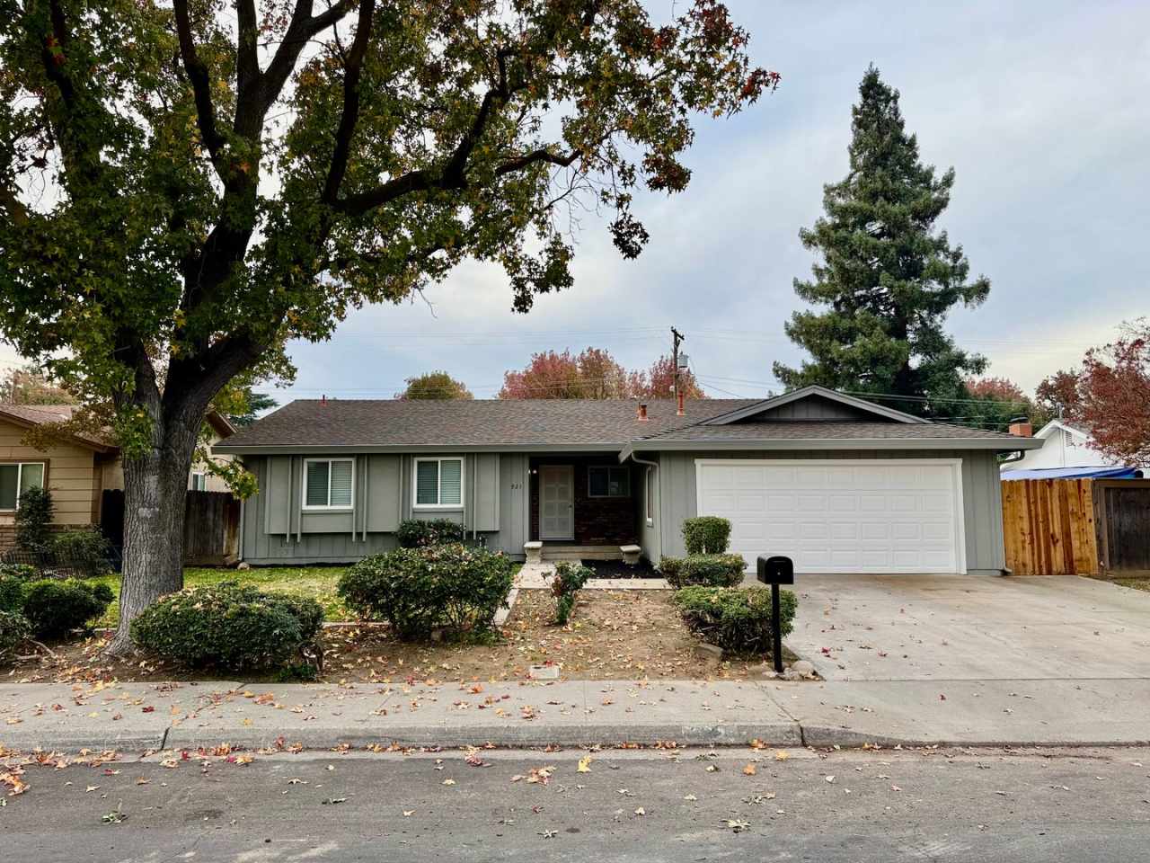 Fully remodeled single story located in Lakewood School District!