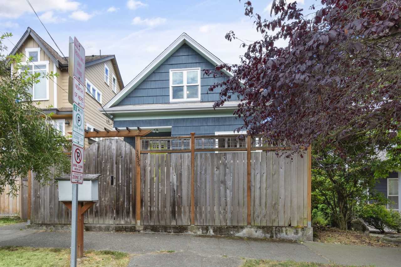 Charming 1906 Craftsman in Fremont — 3 Beds, Walk to Shops  Parks