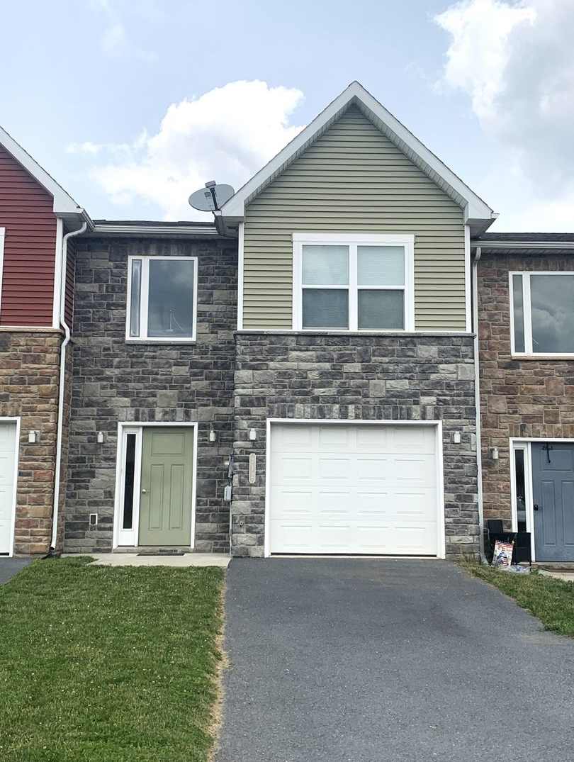 Spacious 3-Bed, 2.5-Bath Townhouse with Fenced Backyard!