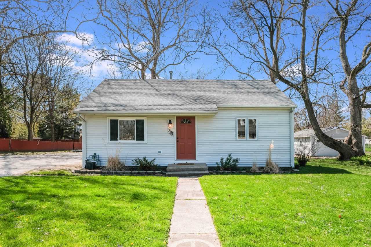 2 Bed, 1 Bath House in Savoy - AVAILABLE May 15th