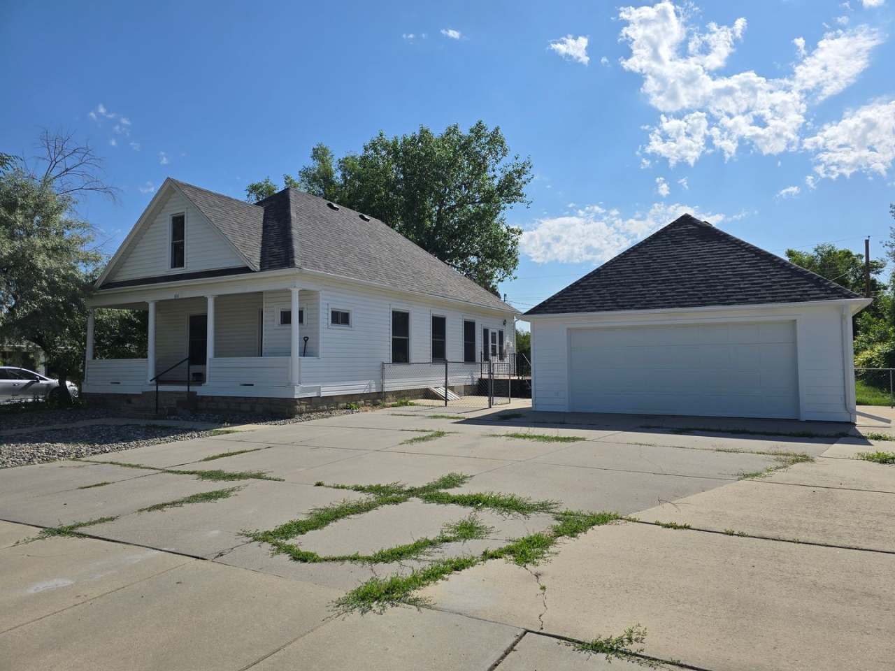 2 Bed 1 Bath + Garage and Yard